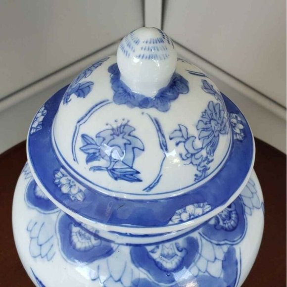 Vintage Blue and White Ginger Jar Urn 9" Handpainted Birds and Flower Porcelain - Picture 4 of 5